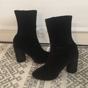 VELVET BOOTIES
